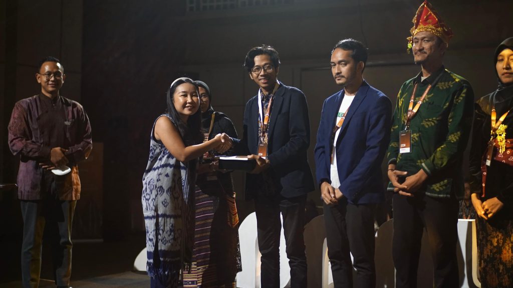 Penerimaan Penghargaan Inovasi Sosial Terbaik dalam Townhall Muda Nusantara 2024