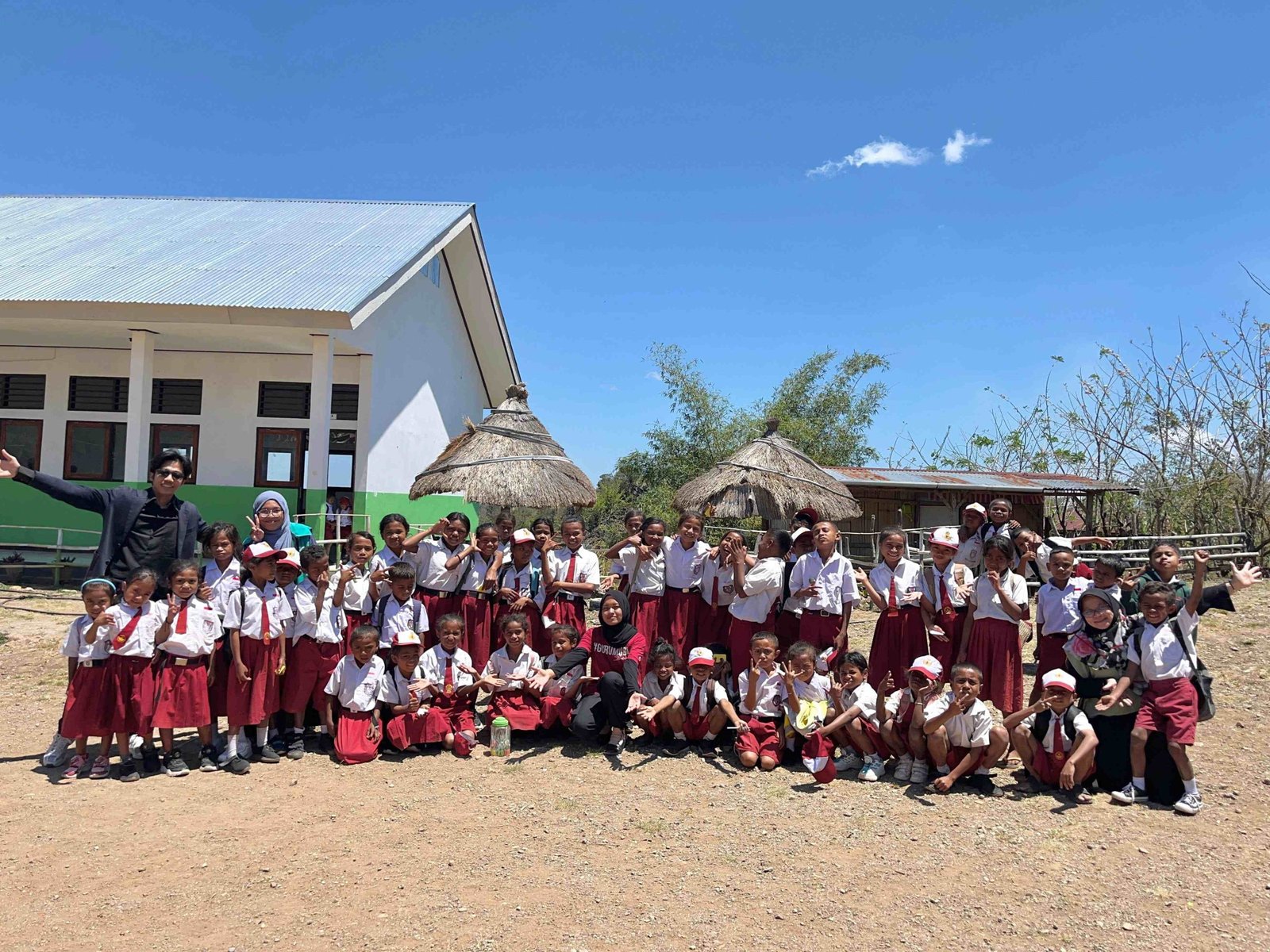 Anak-Anak 3T Belajar Berpikir Komputasional: Kolaborasi Desamind Indonesia, UMS, dan Pi Mengajar di SDN 2 Lelogama